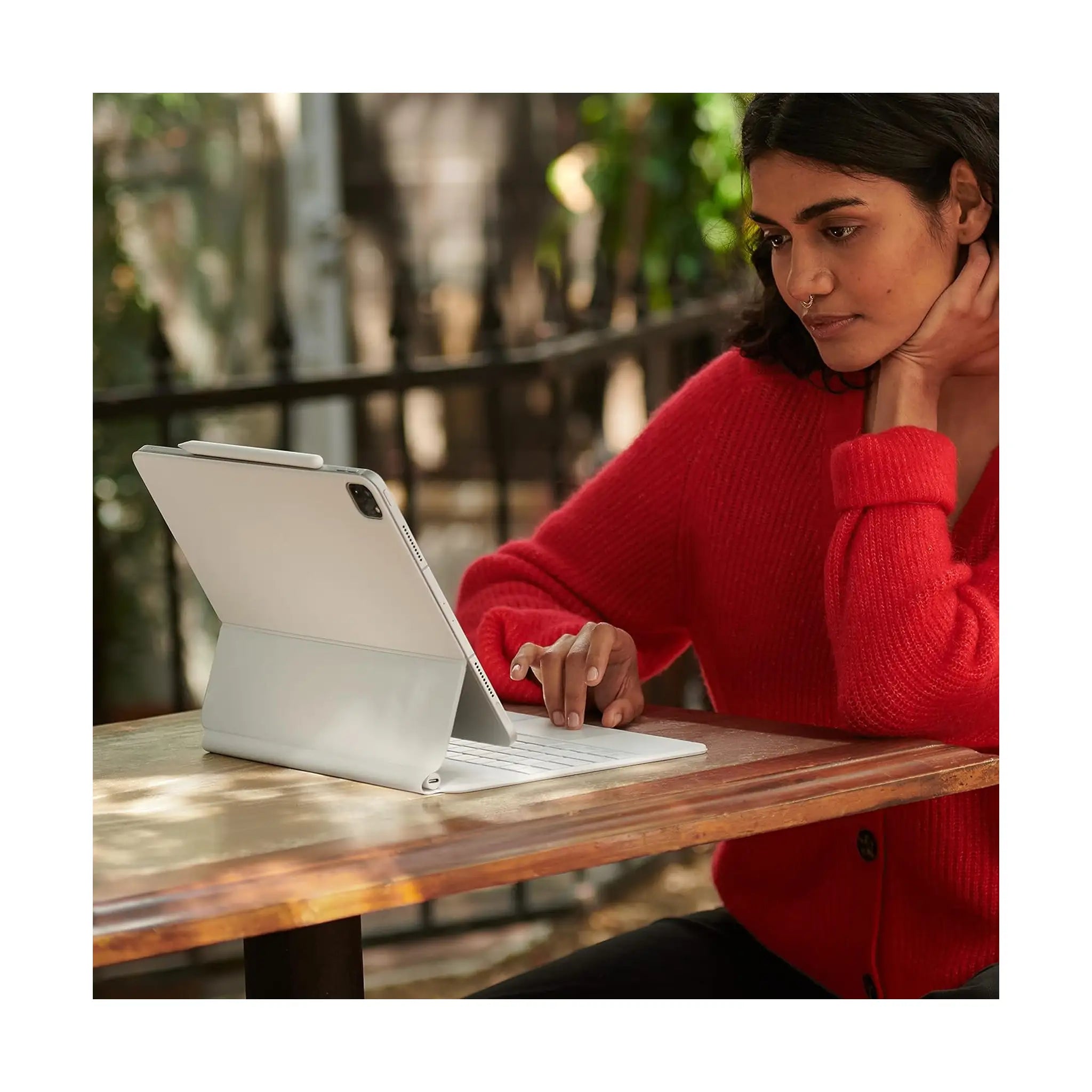 Apple Magic Keyboard Folio (para iPad - 10ª geração) - Árabe